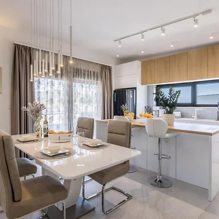 Todo With Heated Pool And Jacuzzi Villa Vinisce
