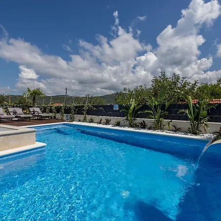 Todo With Heated Pool And Jacuzzi Βίλα Vinišće