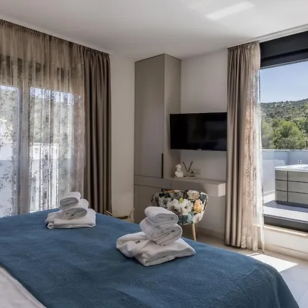 Todo With Heated Pool And Jacuzzi Βίλα Vinišće