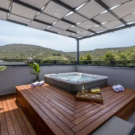 Todo With Heated Pool And Jacuzzi Vinišće