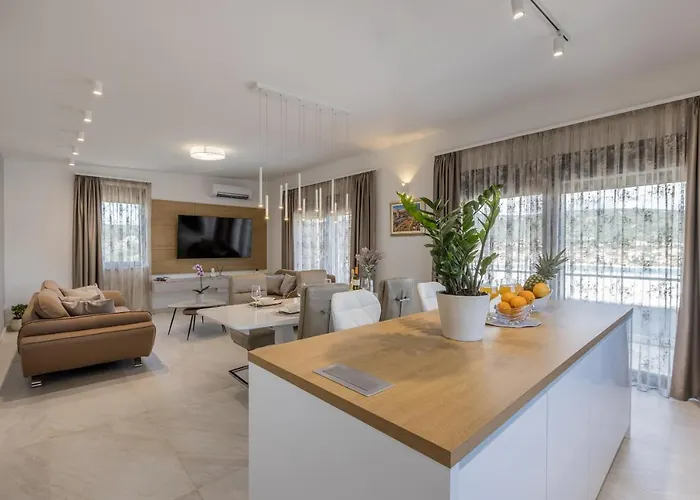 Todo With Heated Pool And Jacuzzi Villa