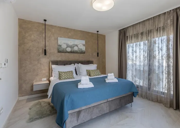 Todo With Heated Pool And Jacuzzi Villa Vinišće